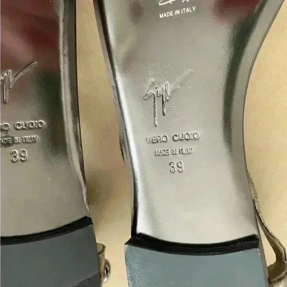 🆕Giuseppe Zanotti Silver Faux Snake Leather Studded T Strap Sandals Size 39 - Picture 7 of 7